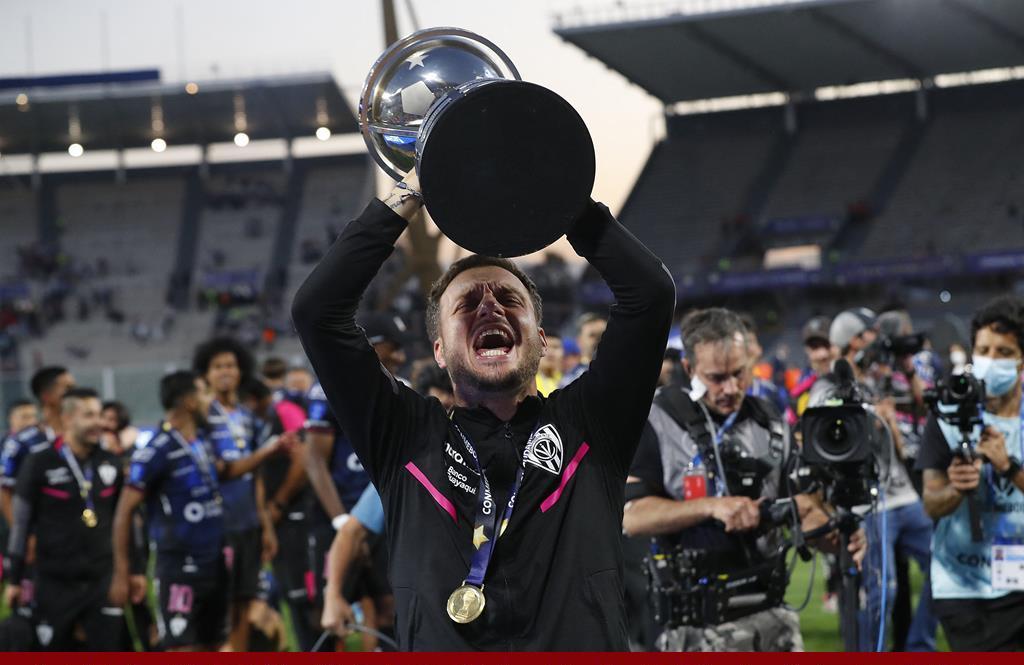 开云在线平台-波尔图发布备战花絮，转会期调整名单，欧联任务艰巨，赛季目标并未改变(波尔图转会收入)