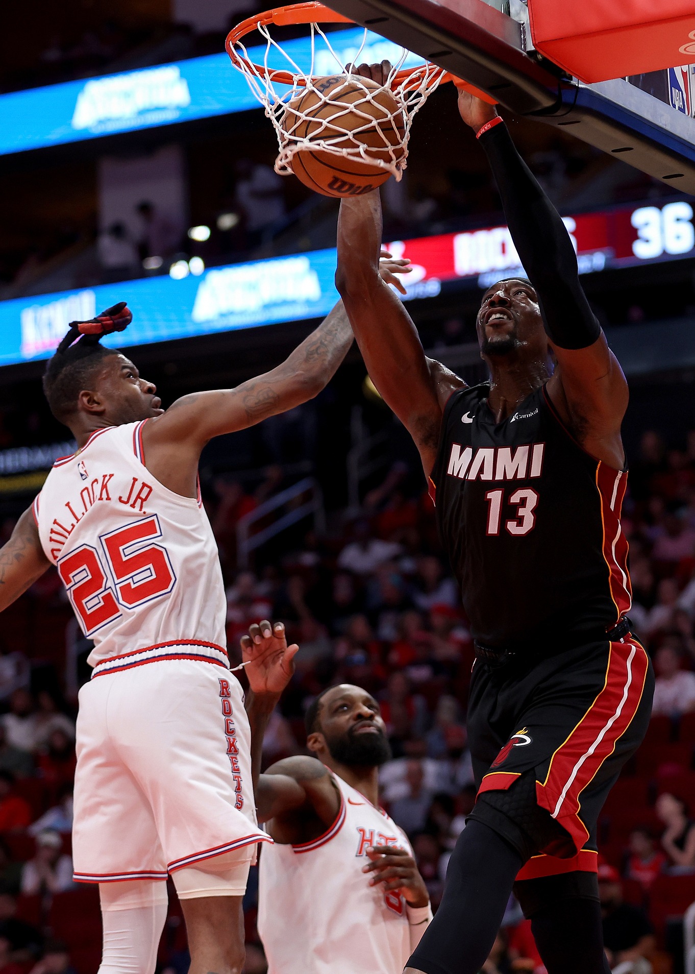 开云官网-赛后迈阿密热火备战NBA常规赛，手感冰凉细节曝光，话题不断，更衣室氛围转暖的简单介绍